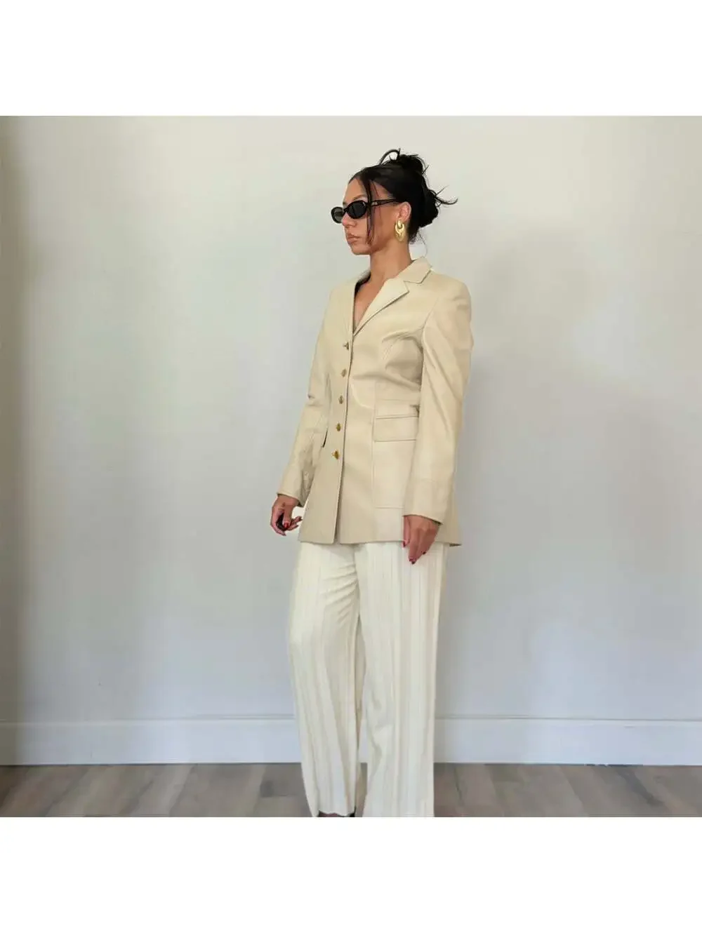 Escada - Picture 2 of 8
